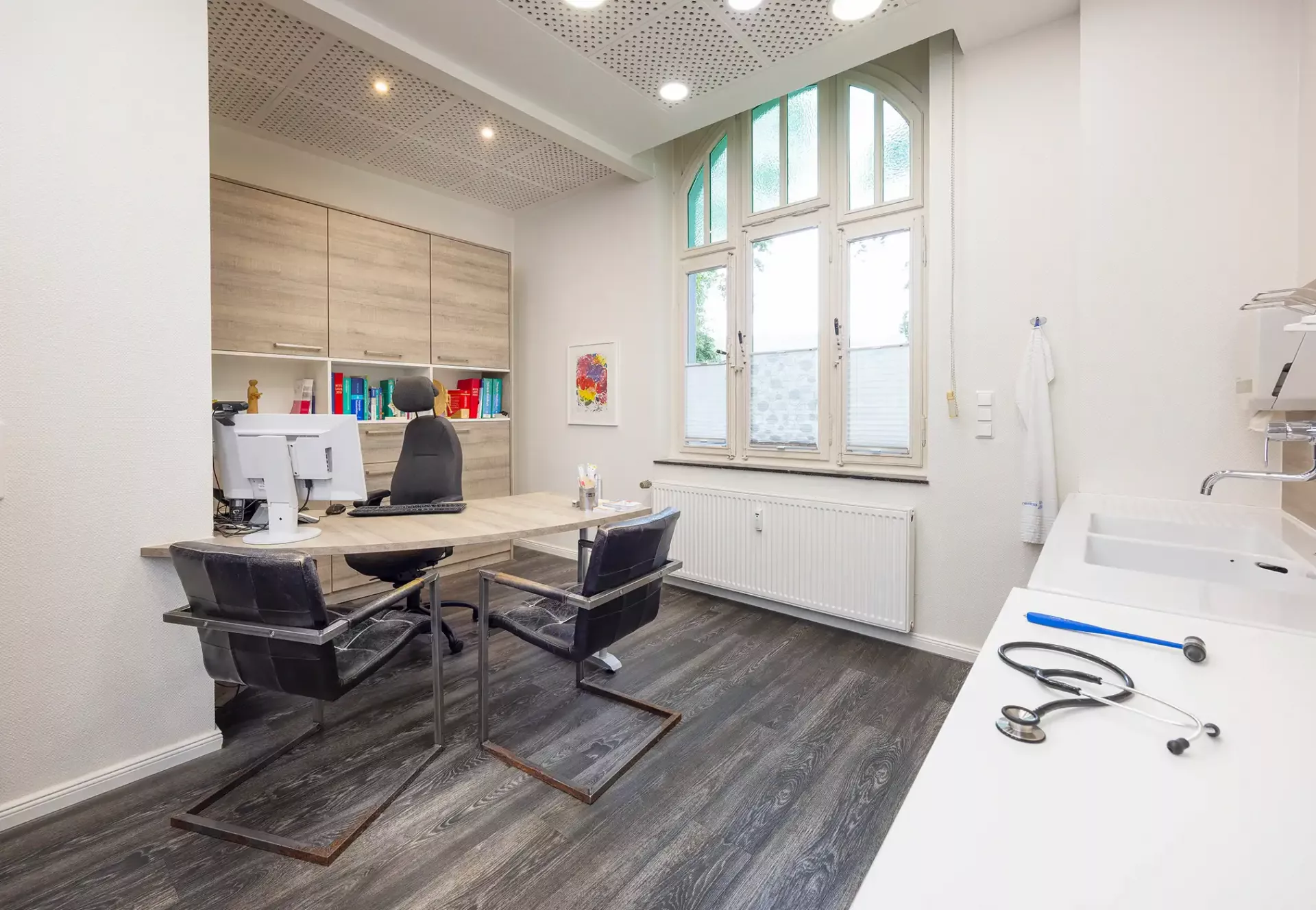 Modernes Sprechzimmer der Praxis Poststraße für Untersuchungen und persönliche Arztgespräche