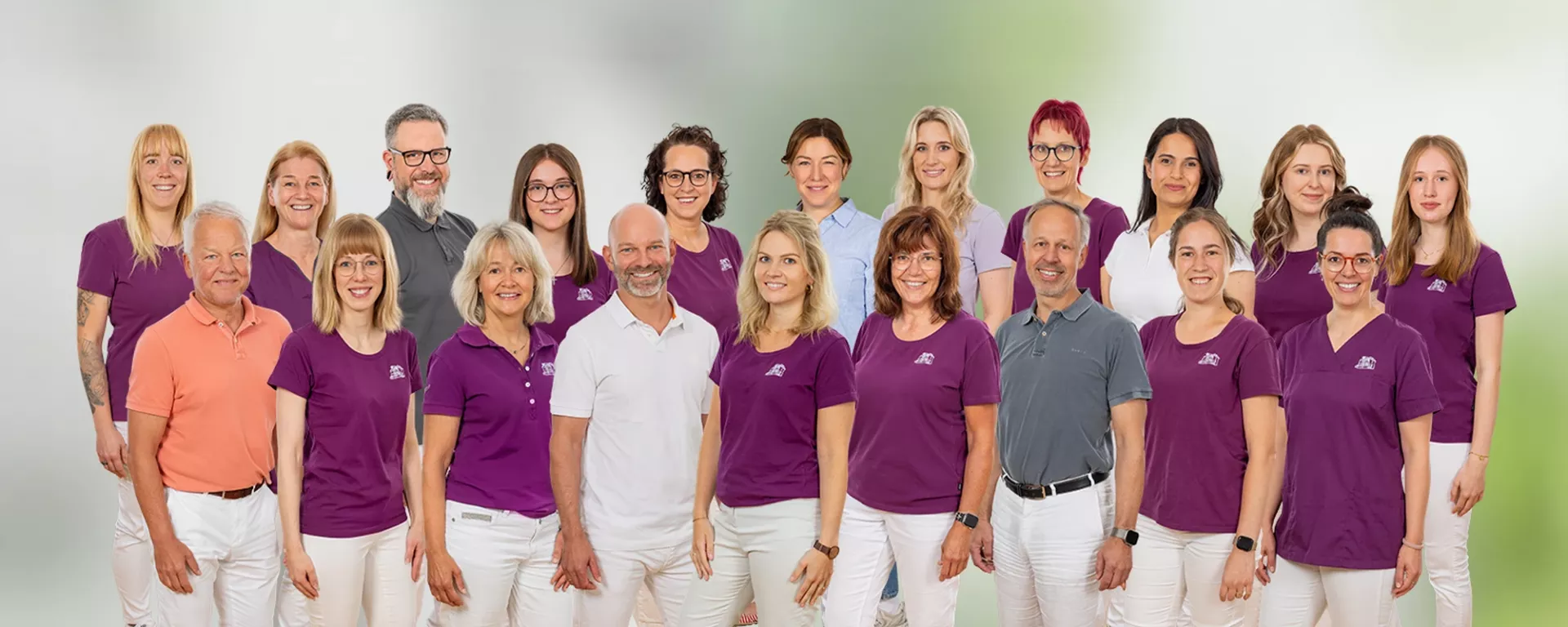 Gruppenfoto des gesamten Praxisteams der Hausarztpraxis Poststraße 7 Mudersbach