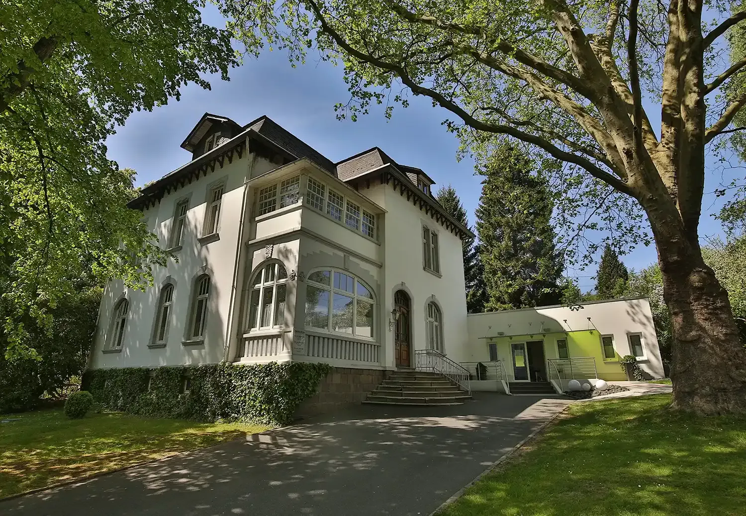 Außenansicht der Hausarztpraxis Poststraße mit modernem Praxisgebäude und Eingangsbereich